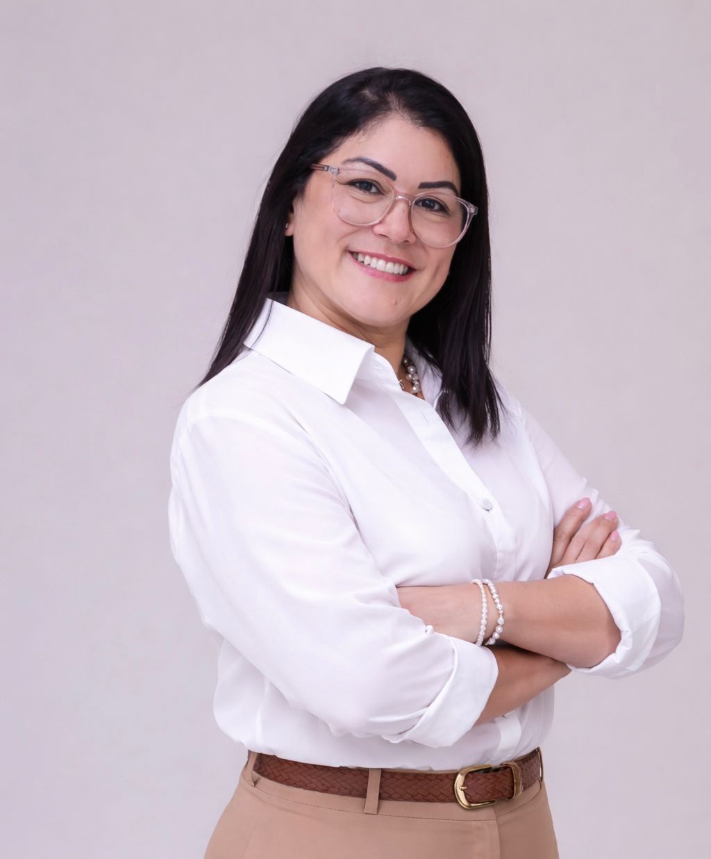 Sônia Britto com camisa branca