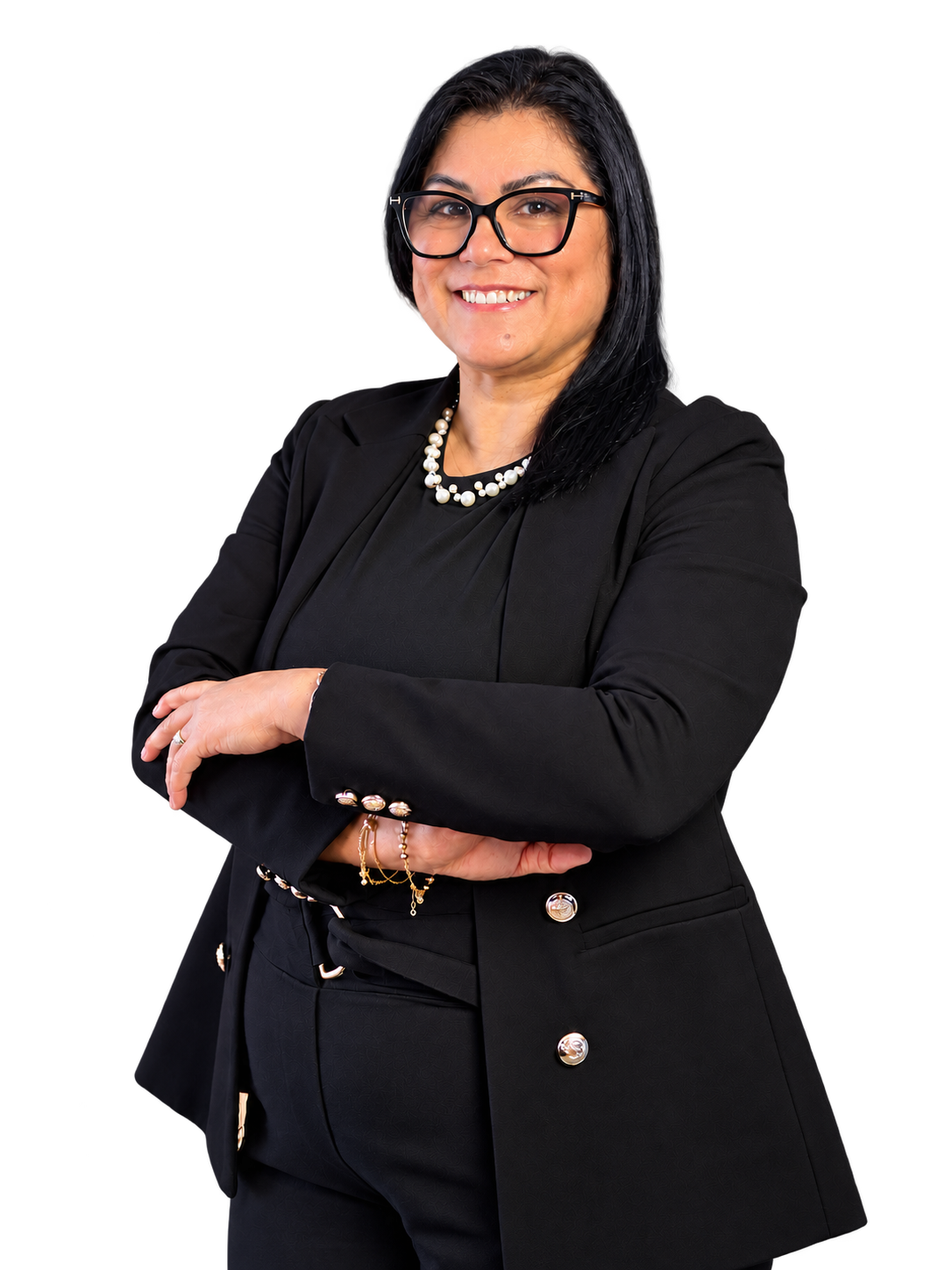 Sônia Britto sorrindo, de braços cruzados